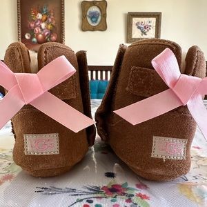 🥰 Baby Girl Uggs Size 4/5 worn once